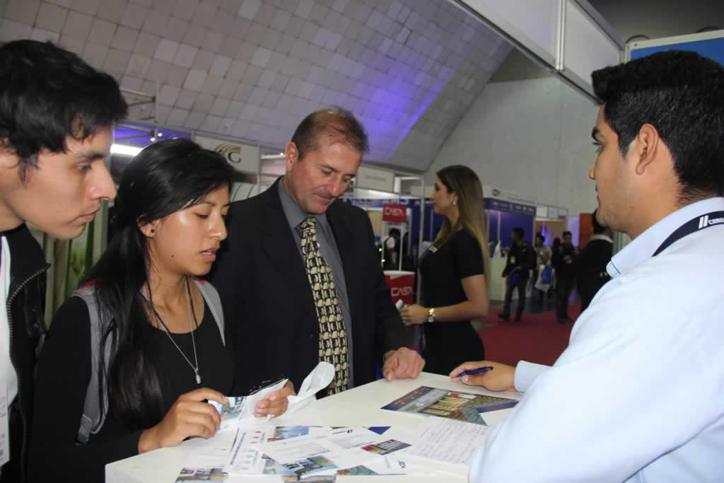 DECENAS DE EMPRESAS PARTICIPARON EN LA FERIA